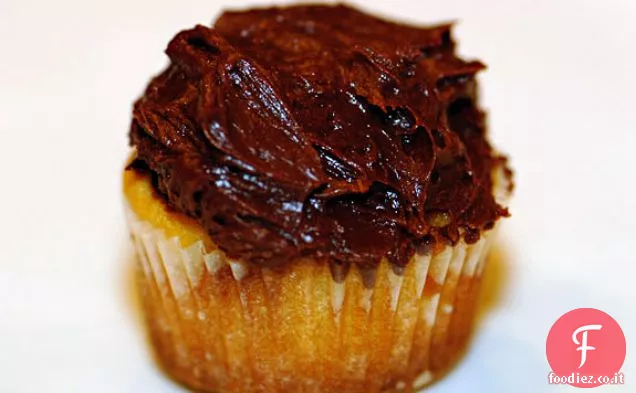 Cupcakes alla vaniglia senza glutine con glassa al cioccolato vegan