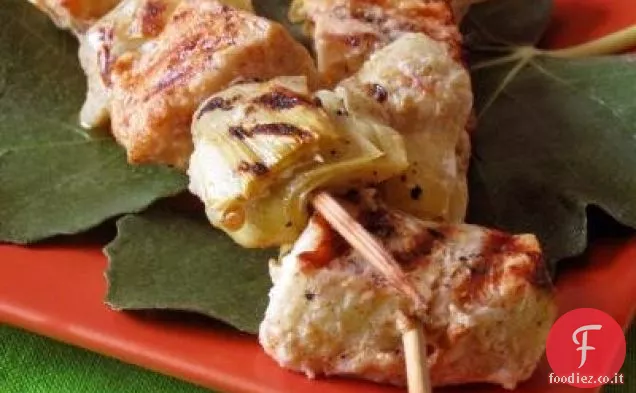 Senape piccante Pesce spada e carciofi Kabobs