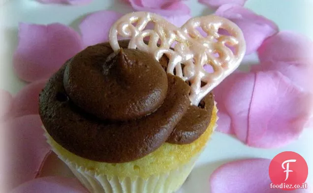 Cupcakes di San Valentino con cuori di cioccolato bianco (rosa) 