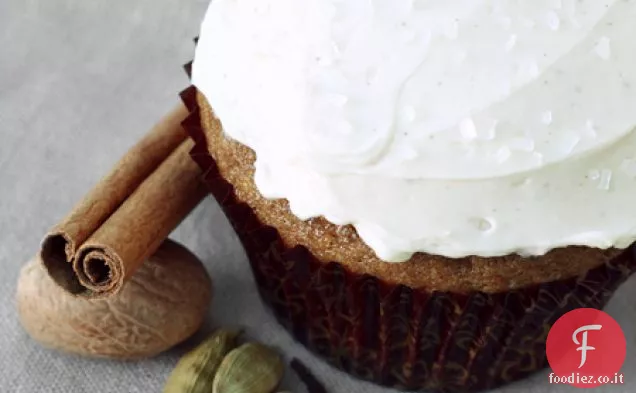 Cupcakes Chai Latte speziati con crema di meringa svizzera alla cannella
