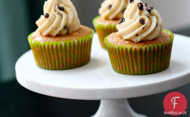 Cupcakes di pasta biscotto con gocce di cioccolato