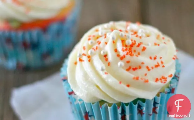 A strati rosso, bianco e blu Vaniglia Cupcakes con infallibile Crea