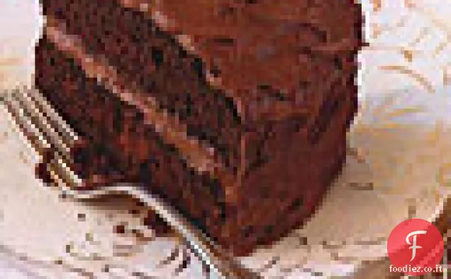 Torta di cibo del diavolo con glassa cremosa al cioccolato