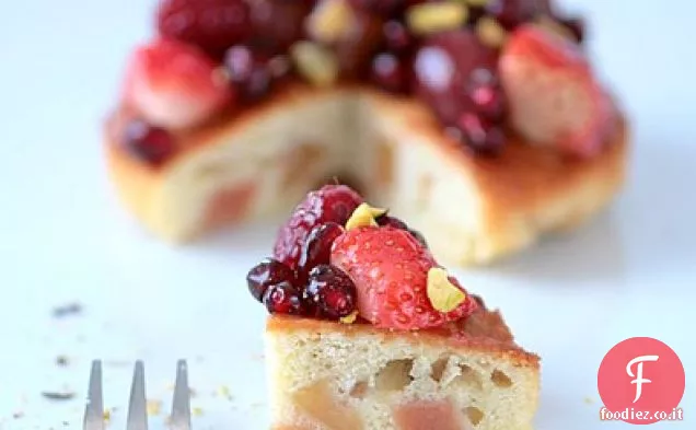 Torta di mele cotogne e frutta rossa in camicia