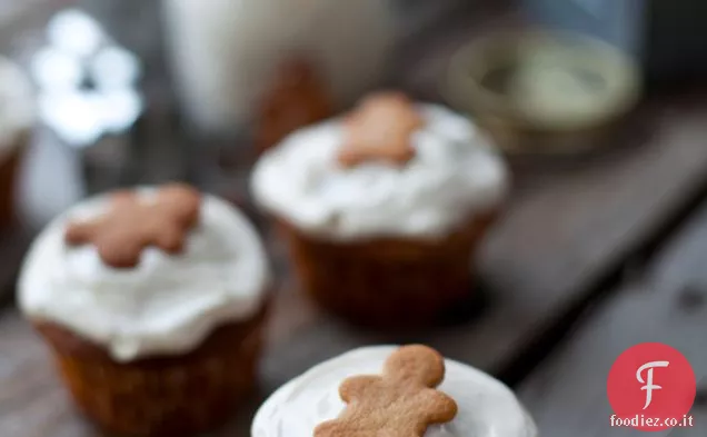 Muffin di pan di zenzero con glassa di crema di formaggio alla cannella