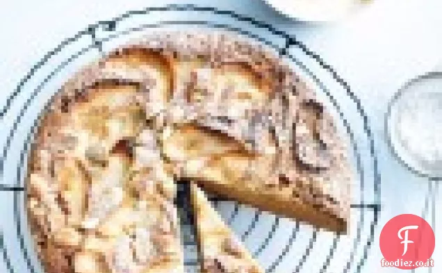 Pera capovolta e fetta di pan di zenzero