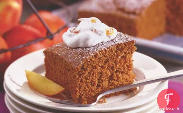 Torta di pan di zenzero con panna montata alla pesca