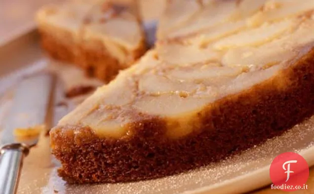 Torta di pan di zenzero capovolta di pera