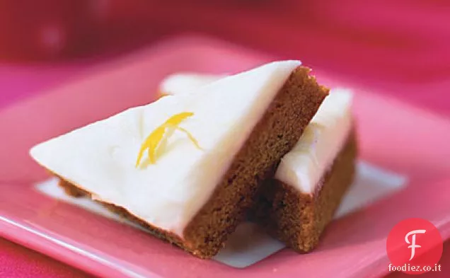 Quadrati di pan di zenzero con glassa di formaggio cremoso al limone