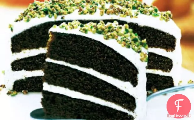 Torta a strati di pan di zenzero con glassa di crema di formaggio e pistacchi canditi