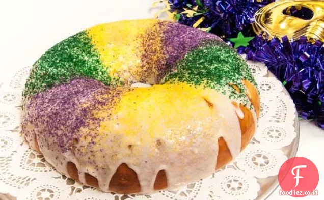 Torta Mardi Gras King con ripieno di frutta e crema di formaggio