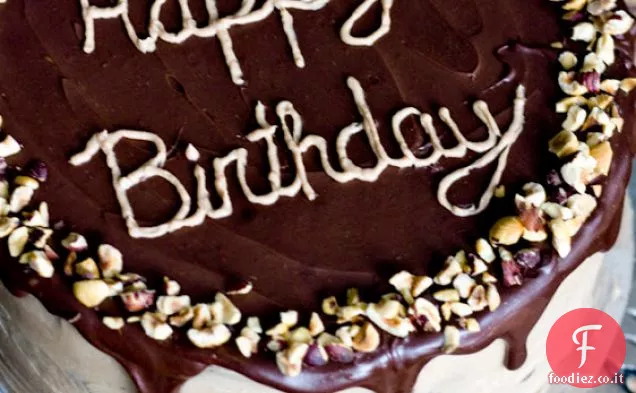 Torta a strati di mousse di cioccolato e nocciole