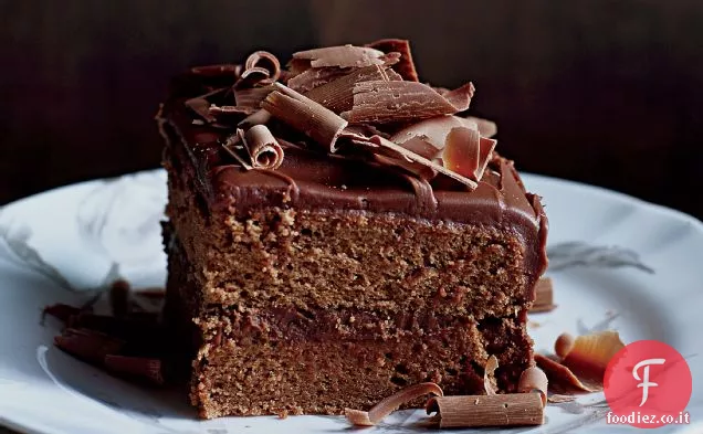 Torta a strati glassata al cioccolato al latte