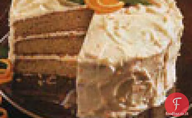 Torta a strati speziata con glassa di crema di formaggio all'arancia