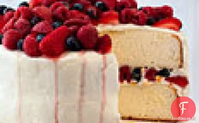 Torta a strati arancione con glassa al burro e frutti di bosco