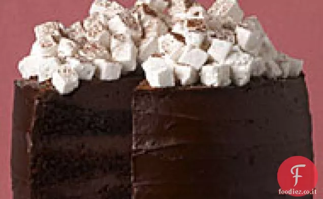 Torta a strati di cioccolata calda con marshmallow fatti in casa