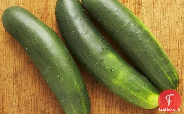 Pesce spada alla griglia con salsa di insalata greca