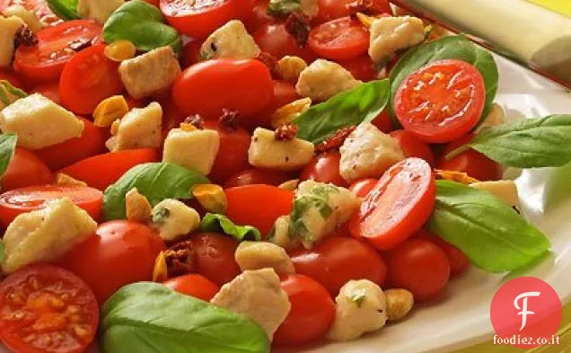 Pesce spada marinato e insalata di pomodori con aglio frizzante