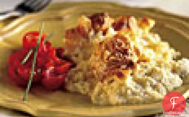 Soufflé di formaggio Muenster con peperone rosso e insalata di pomodori