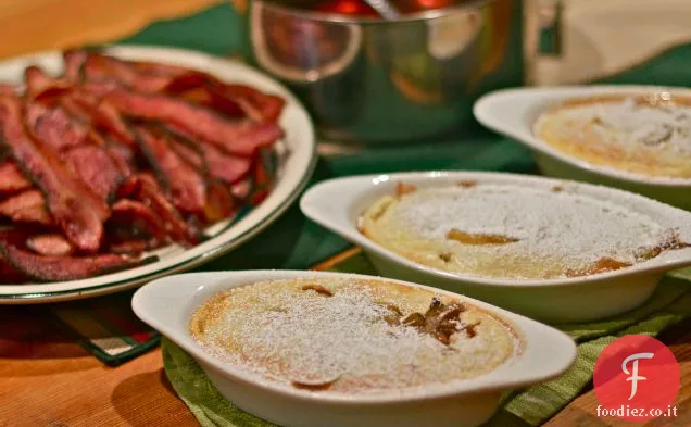 Frittelle di mele souffled con sciroppo d'acero alla cannella