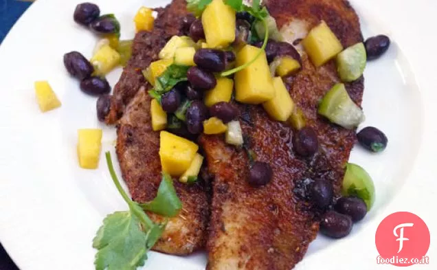 Spezie strofinato Tilapia con fagioli neri, Mango e salsa Tomatillo