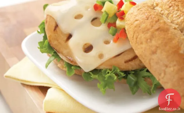 Pollo alla griglia con formaggio svizzero e salsa di ananas