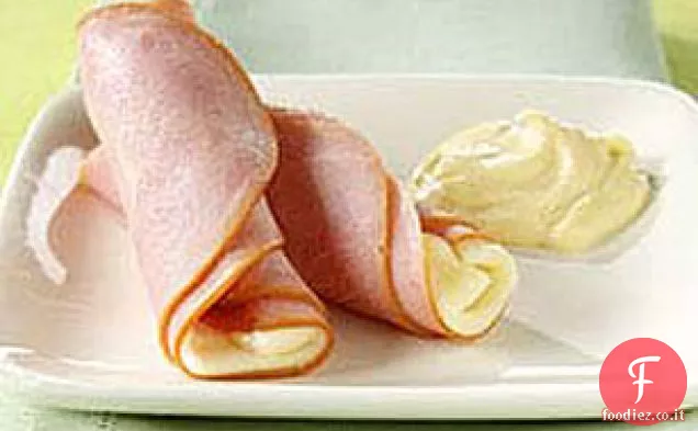 Prosciutto caldo e roll-up svizzeri con salsa di immersione di Digione