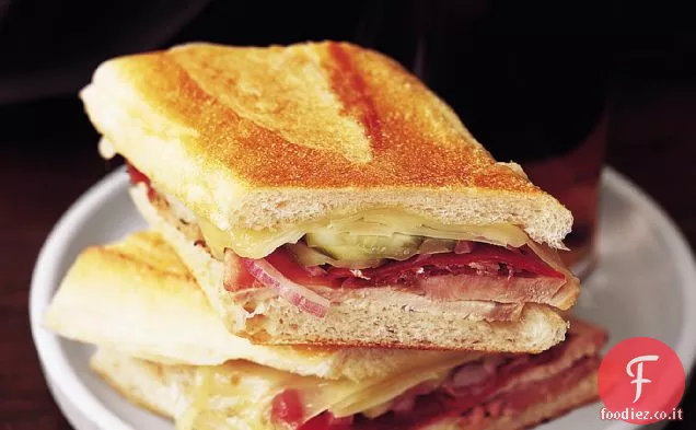 Panini di maiale arrosto cubano con salsa Mojo
