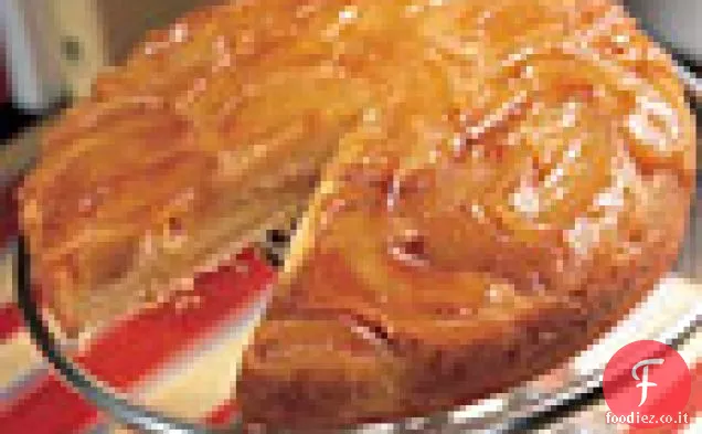Torta calda di farina di mais e mela capovolta
