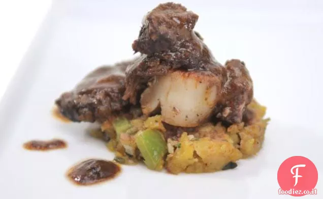 Costine brasate con capesante scottata su torta Mofongo