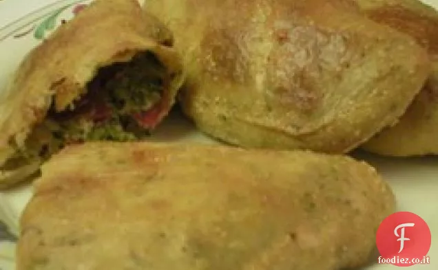 Broccoli, peperoni e tre calzoni di formaggio