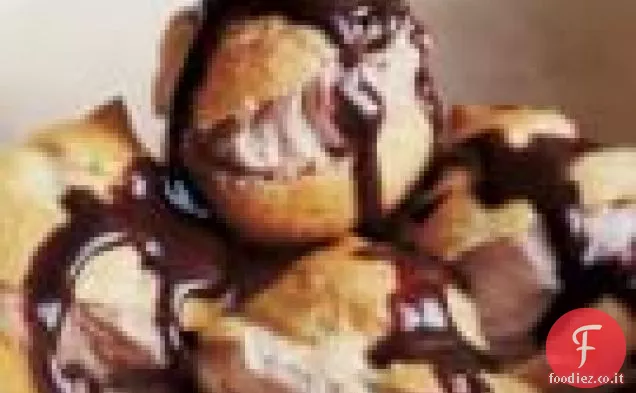 Profiteroles Con Gelato e Salsa al Cioccolato