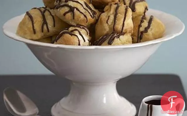 Profiteroles con ripieno di cioccolato bianco e fondente