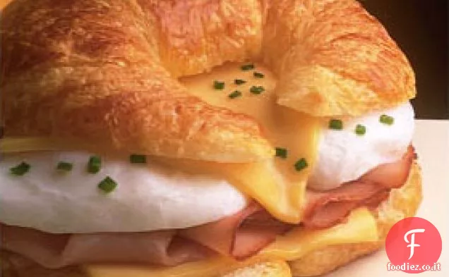 Croissant con uovo e prosciutto