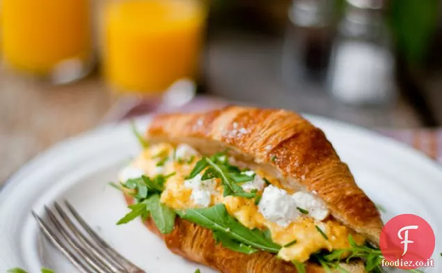 Uova strapazzate con Formaggio di capra e Rucola