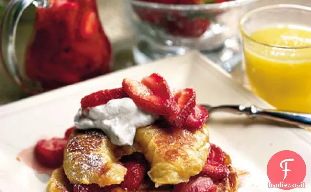 Croissant French Toast con sciroppo di fragole fresche