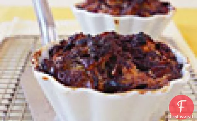 Singoli budini di pane cornetto con ciliegie secche, amaro