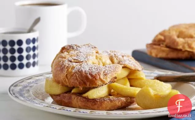 Croissant French Toast con morbide mele caramellate