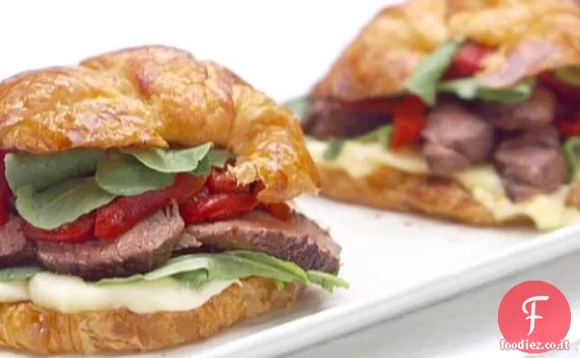 Bistecca parigina e formaggio Croissant Panini