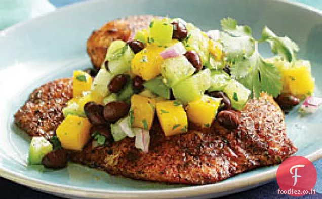 Tilapia strofinata con spezie con tomatillo, fagioli neri e insalata di mango