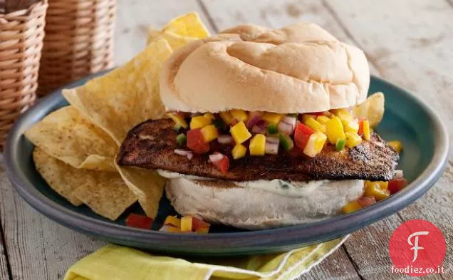 Panino alla tilapia annerito con maionese al coriandolo e lime