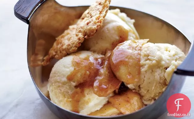 Gelato di torta di mele con frammenti di crosta di cheddar