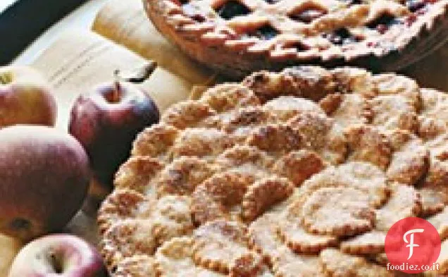 Torta di mele speziata con ritagli rotondi scanalati