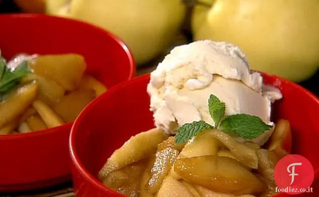 Torta di mele senza crosta con gelato alla vaniglia