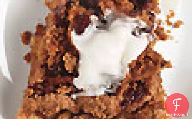 Torta di mele alla cannella con uvetta e guarnizione di briciole