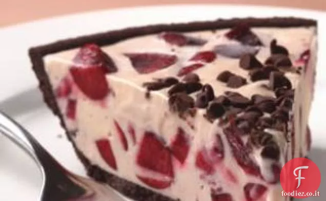 Torta di gelato alla ciliegia con crosta di biscotti al cioccolato