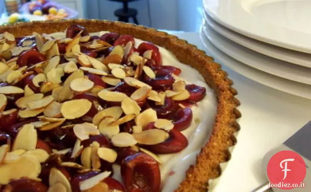 Crostata di ciliegie fresche e mandorle tostate