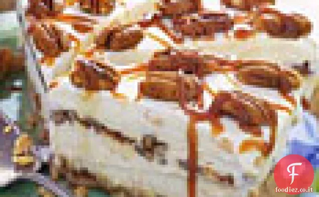 Torta di gelato alla pesca e pecan con salsa al caramello