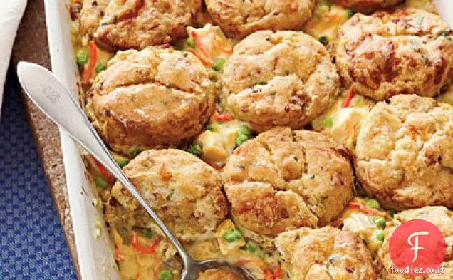 Torta di pollo con biscotti al bacon e cheddar