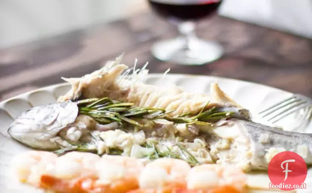 Trota alla griglia con olio d'oliva arancia rossa e spiedini di gamberetti